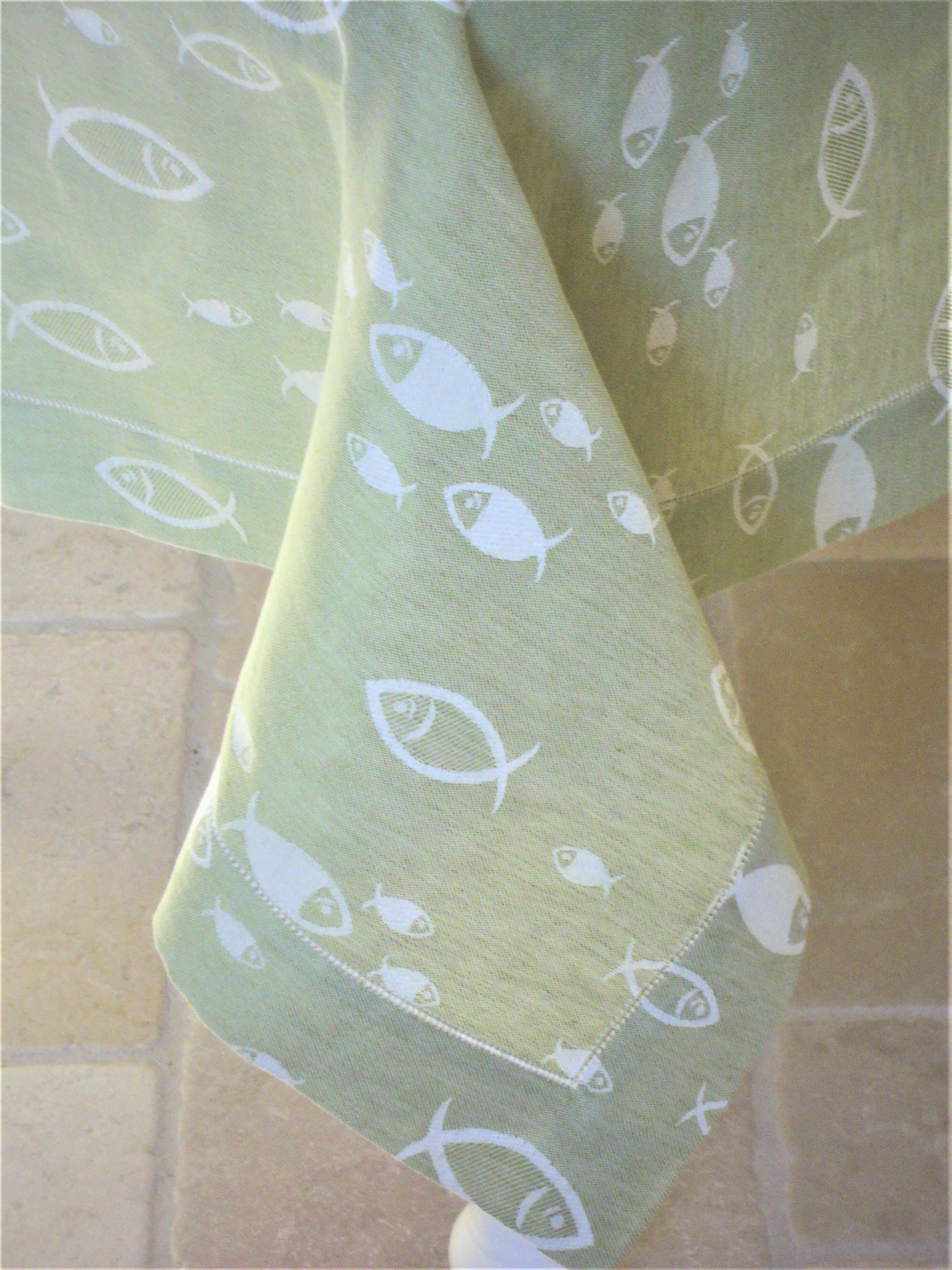 Tovaglia tessitura artigianale in misto lino/cotone con disegno con pesci e finitura punto a giorno, colore verde salvia, cm 270x160.