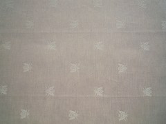 Tovagliolo, tessitura artigianale in misto lino/cotone, disegno con api di colore grigio, finitura a punto giorno