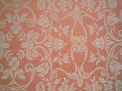 Tovagliolo, tessitura artigianale in misto lino/cotone, con disegno floreale di colore rosso, cm 40x40.