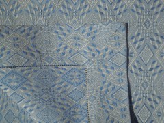 Runner da tavola, tessuto artigianalmente con disegno a rombi, disponibile nella misura cm 200x45, colore blu