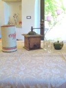 Tovaglia, tessitura artigianale in misto lino/cotone, con disegno floreale e finitura punto a giorno, colore grigio cm 270x160