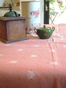 Tovaglia, tessitura artigianale in misto lino/cotone, con disegno con api e finitura punto a giorno, colore zenzero cm 100x100.