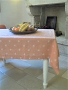 Tovaglia, tessitura artigianale in misto lino/cotone, con disegno con api e finitura punto a giorno, colore rosso cm 100x100.