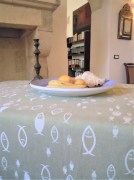 Tovaglia tessitura artigianale in misto lino/cotone con disegno con pesci e finitura punto a giorno, colore verde salvia, cm 270x160.