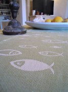 Tovaglia, tessitura artigianale in misto lino/cotone, con disegno con pesci e finitura punto a giorno, colore verde muschio cm 200x160.