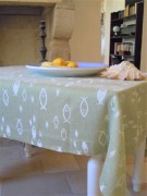 Tovaglia tessitura artigianale in misto lino/cotone con disegno con pesci e finitura punto a giorno, colore verde salvia, cm cm 270x160.
