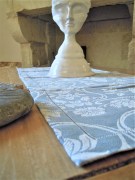 Runner da tavola, tessuto artigianalmente disegno floreale, disponibile nella misura cm 200x45, colore blu