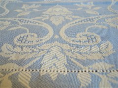 Runner da tavola, tessuto artigianalmente con disegno floreale, disponibile nella misura cm 300x45, colore blu