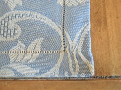 Runner da tavola, tessuto artigianalmente con disegno floreale, disponibile nella misura cm 300x45, colore blu