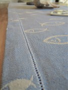 Runner da tavola, tessuto artigianalmente con disegno floreale, disponibile nella misura cm 100x45, colore blu