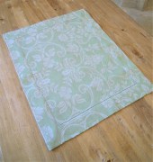 Tovaglietta per colazione, tessitura artigianale in misto lino/cotone, con disegno floreale e finitura punto a giorno, colore verde salvia, cm 45x60.