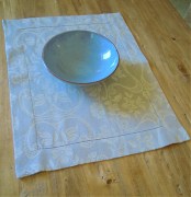 Tovaglietta per colazione, tessitura artigianale in misto lino/cotone, con disegno floreale e finitura punto a giorno, colore azzurro, cm 45x60.