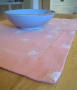 Tovaglietta per colazione, tessitura artigianale, disegno con api, colore rosso