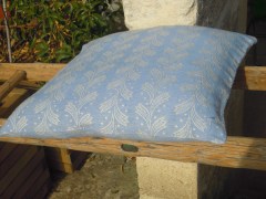 Cuscino piccolo, tessuto artigianalmente con disegno a spighe colore azzurro, disponibile nella misura cm 50x50.