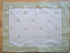 Tovaglietta per colazione, tessitura artigianale in misto lino/cotone, con disegno con api e finitura punto a giorno, colore verde salvia, cm 45x60.