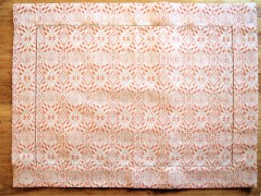 Tovaglietta per colazione, tessitura artigianale in misto lino/cotone, con disegno floreale e finitura punto a giorno, colore rosso, cm 45x60.