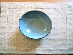 Tovaglietta per colazione, tessitura artigianale in misto lino/cotone, con disegno floreale e finitura punto a giorno, colore azzurro, cm 45x60.