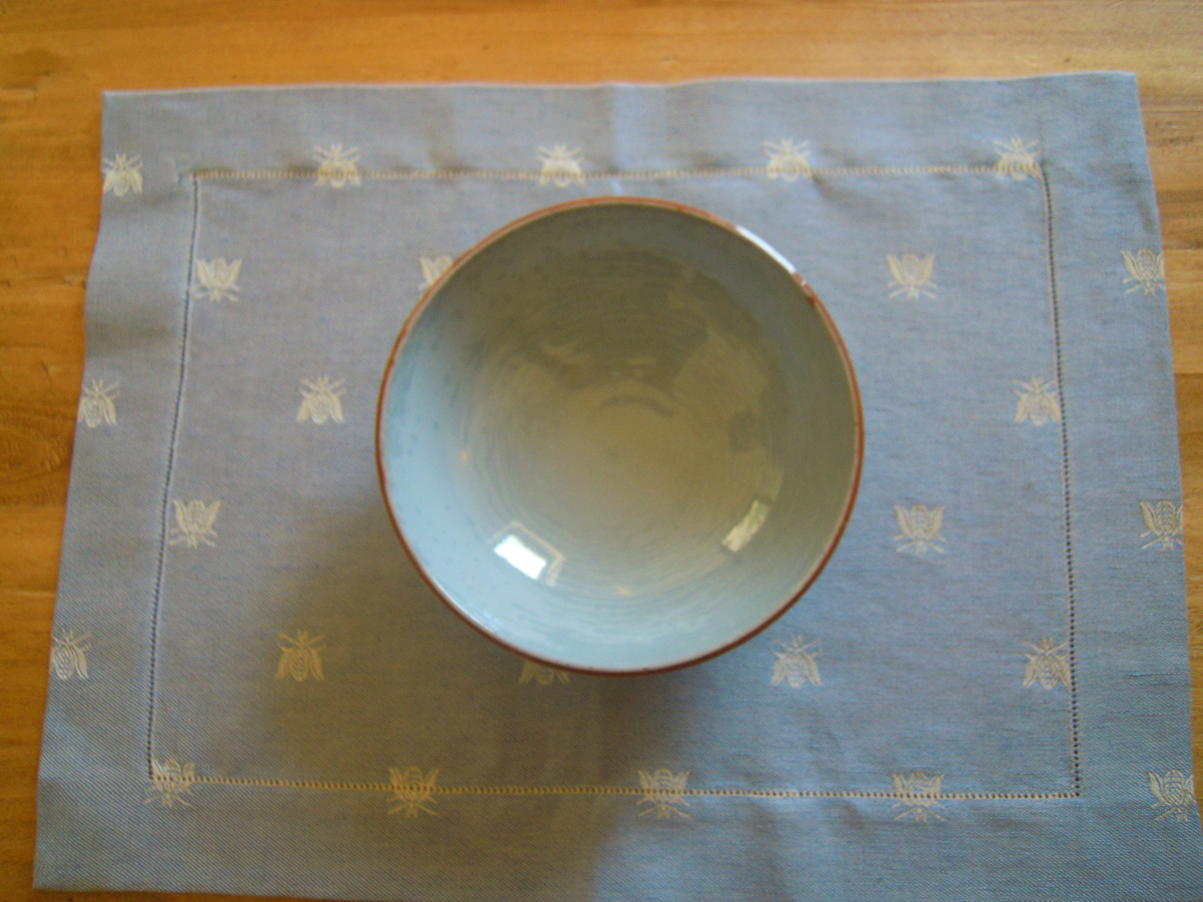 Tovaglietta per colazione, tessitura artigianale in misto lino/cotone, disegno con api e finitura punto a giorno, colore azzurro, cm 45x60.