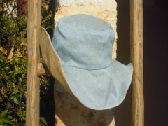 Cappello reversibile in cotone piquet, tessuto artigianalmente, colori oro e azzurro,  taglia unica