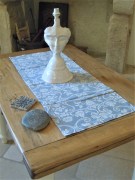 Runner da tavola, tessuto artigianalmente disegno Giglio, disponibile nella misura cm 150x45, colore azzurro