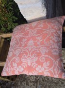 Cuscino piccolo, tessuto artigianalmente con disegno floreale colore rosso disponibile nella misura cm 50x50.