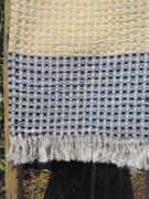 Telo mare tessitura artigianale in cotone naturale con rilievo a nido d'ape, colore giallo e nero