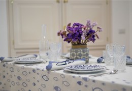 Tovaglia, tessitura artigianale in misto lino/cotone, con disegno a pesci blu e finitura punto a giorno